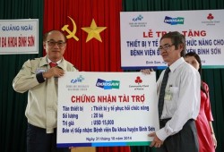 Doosan Vina tặng thiết bị y tế cho Bệnh viện Bình Sơn