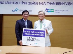 Bệnh viện Đại học Chung Ang tặng thiết bị y tế cho Quảng Ngãi