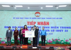 EVNNPC trao tiền ủng hộ đồng bào miền Trung và quỹ Vì người nghèo