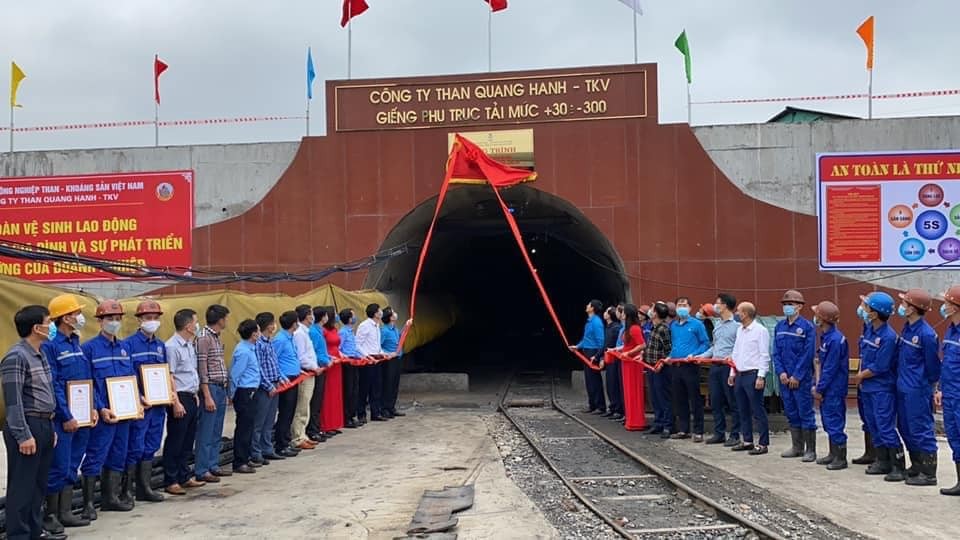 Gắn biển công trình ‘Xây dựng mặt bằng Sân công nghiệp cửa lò +30’ than Quang Hanh