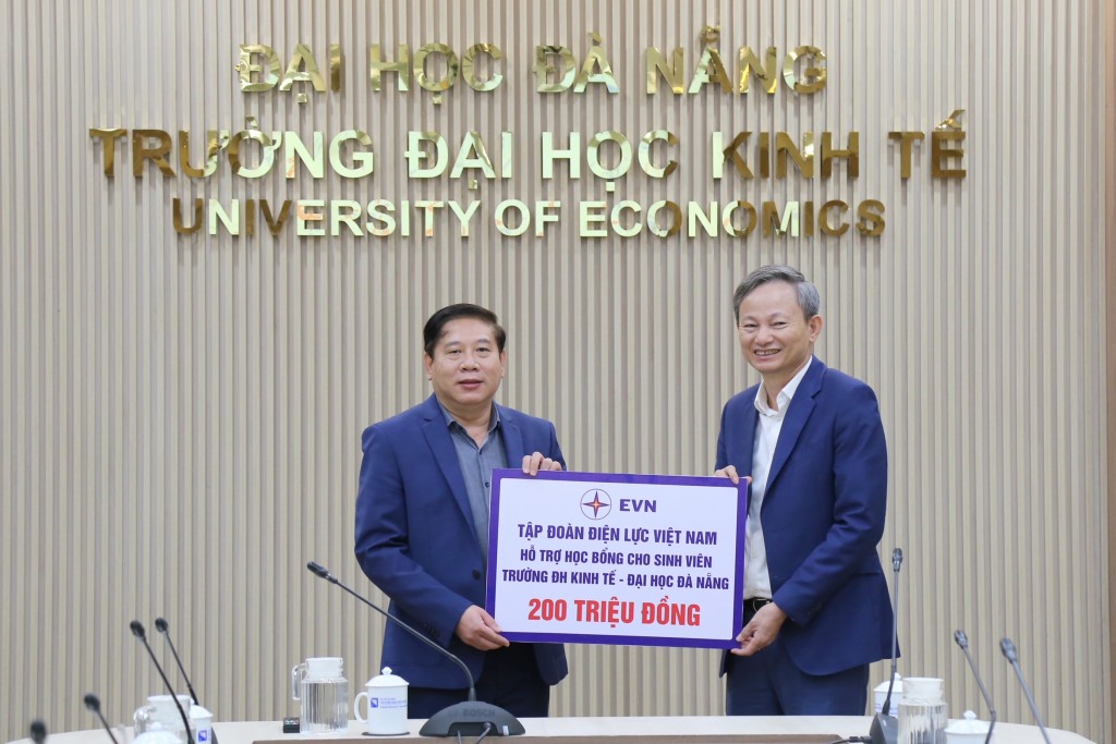 EVN trao 200 triệu đồng tới Quỹ khuyến học Đại học Đà Nẵng
