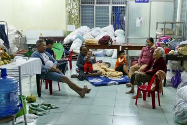 BSR hỗ trợ người dân xung quanh NMLD Dung Quất tránh bão Noru an toàn