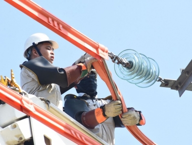 ‘Đội đặc nhiệm’ chuyên sửa chữa điện nóng của EVNHANOI