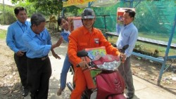 PC Kiên Giang kết hợp tuyên truyền tiết kiệm điện với công tác xã hội