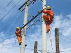 Người dân xã đảo Ngọc Vừng vui mừng vì có điện lưới quốc gia