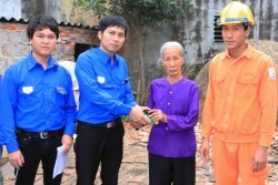 PC Hưng Yên thay bóng đèn tiết kiệm điện cho hộ nghèo