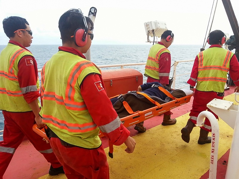 PVEP POC cứu sống ngư dân bị thương trên biển