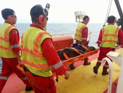 PVEP POC cứu sống ngư dân bị thương trên biển