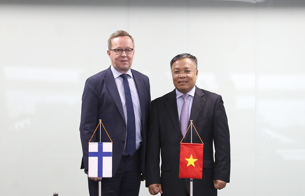 Bộ trưởng Bộ Kinh tế và Việc làm của Phần Lan làm việc với EVN
