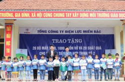 EVNNPC tặng quà cho trường học tiểu học tại Bắc Giang