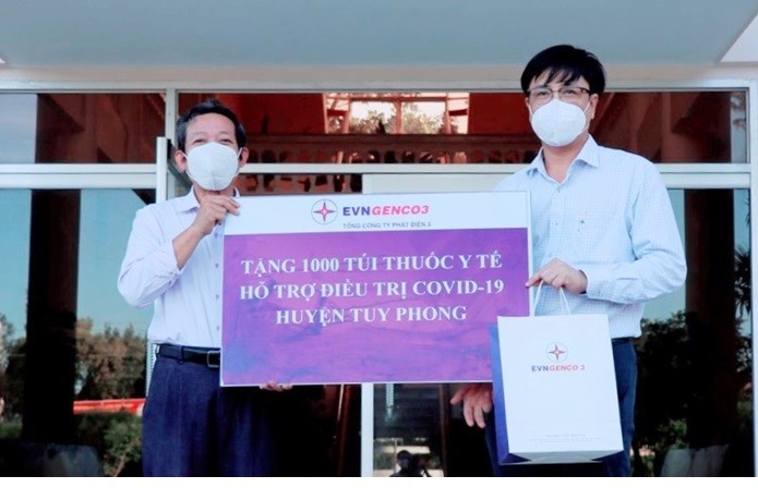 EVNGENCO 3 trao tặng 1.700 túi thuốc cho huyện Tuy Phong chống dịch Covid-19