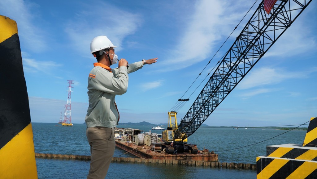Bắt đầu kéo dây vượt biển công trình đường dây 220 kV Kiên Bình - Phú Quốc
