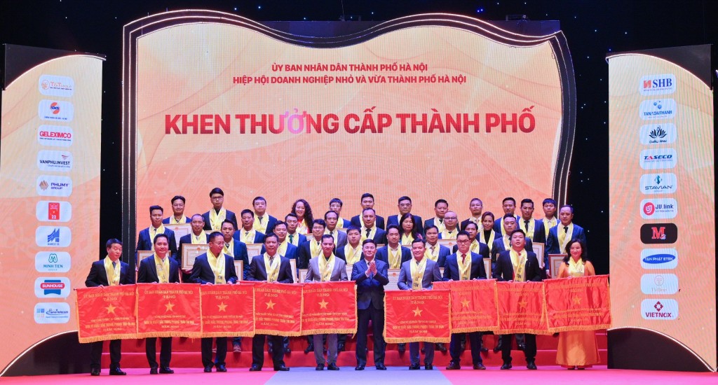 CADI-SUN và Tổng giám đốc Phạm Lương Hòa nhận bằng khen của UBND TP. Hà Nội