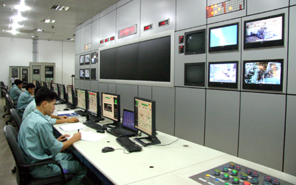 Cán bộ, nhân viên kỹ thuật Nhà máy Nhiệt điện Hải Phòng 1 vận hành phát điện thương mại tổ máy số 1 và số 2.