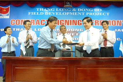 Vietsovpetro - Lam Son JOC hợp tác xây lắp chân đế Đông Đô - Thăng Long