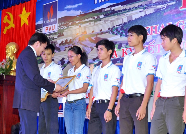 SV Trường ĐH Dầu khí Việt Nam nhận học bổng từ nhà tài trợ dịp khai giảng năm học mới