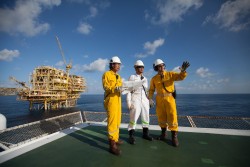 Đối phó với giá dầu thấp: Kinh nghiệm của Petronas và Petrobras