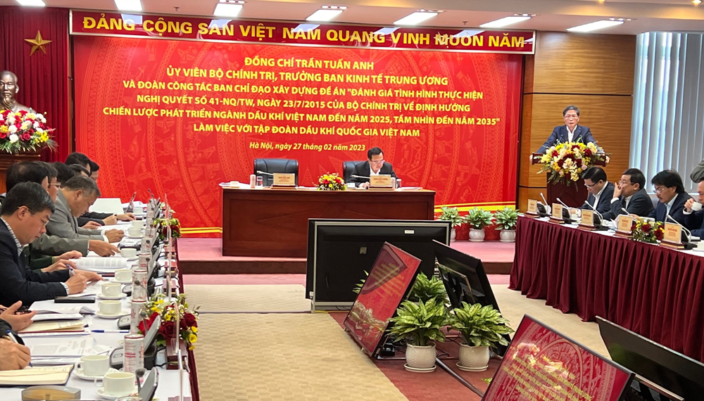 Đánh giá tình hình thực hiện định hướng phát triển ngành Dầu khí Việt Nam trình Bộ Chính trị