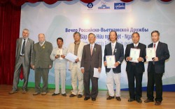 Rosatom tặng kỷ niệm chương cho 6 nhà khoa học hạt nhân Việt Nam
