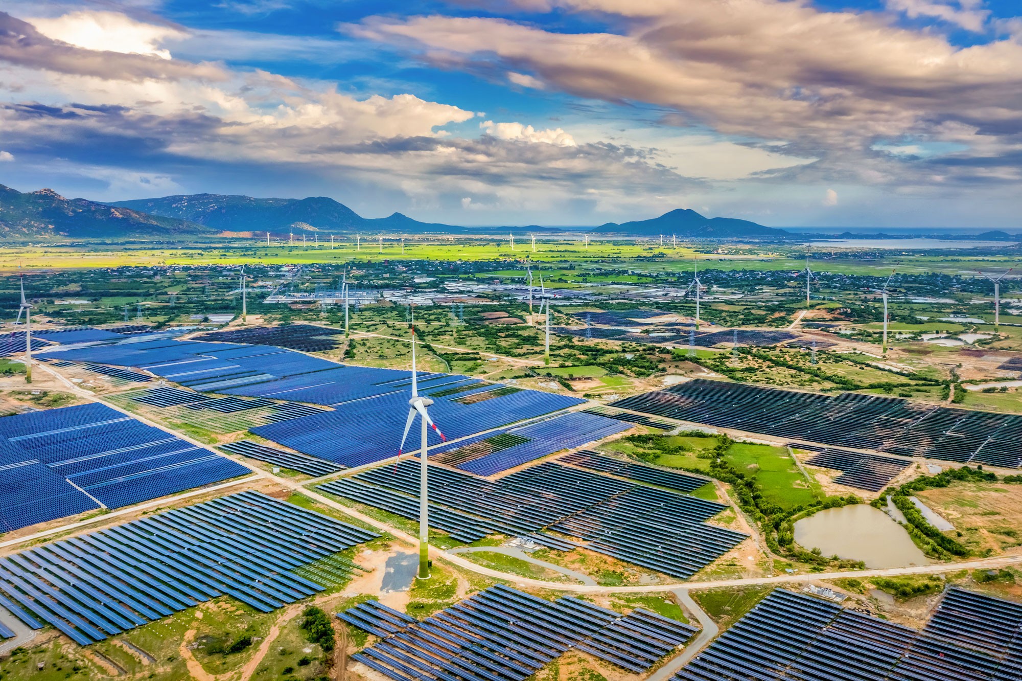 Mục tiêu trung hòa carbon và vấn đề phát triển năng lượng tái tạo ở Việt Nam