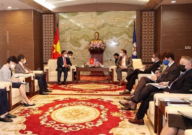 EVN - Đại sứ Hoa Kỳ tại Việt Nam bàn về việc phát triển điện mặt trời và xe điện