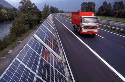 Lắp đặt pin năng lượng mặt trời trên đường cao tốc tại Mỹ