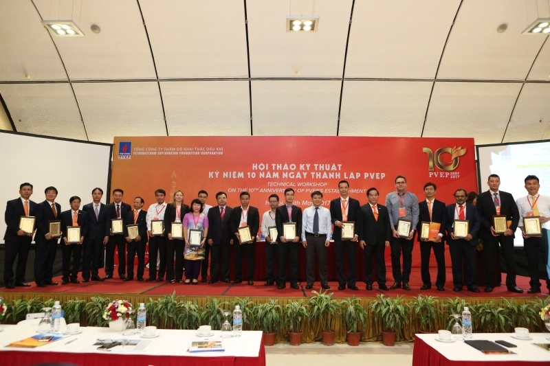 C:UserschiemnhPicturesThang 5 - 2017Lãnh đạo PVN và PVEP trao kỷ niệm chương cho các diễn giả tham dự hội thảo..jpg
