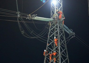 Lực lượng xung kích EVNNPC tham gia thi công đường dây 500kV (Quảng Trạch - Phố Nối)