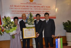 Viện sỹ Rakhimov V.R đón nhận Huân chương Hữu nghị