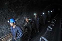 Ba vạn thợ mỏ của ngành Than tạm nghỉ việc