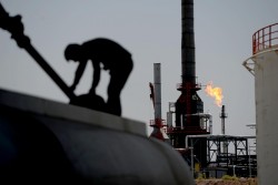 Thị trường dầu mỏ thế giới trước nguy cơ khủng hoảng?