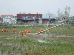 Đang khẩn trương khôi phục lưới điện tại Hà Tĩnh, Quảng Bình