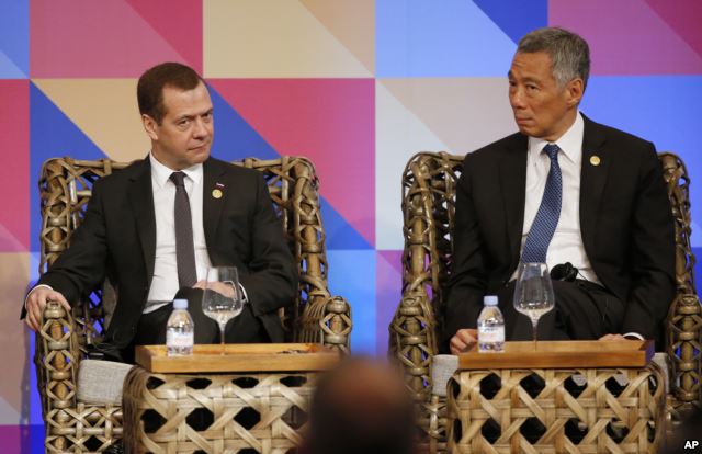 Thủ tướng Nga Dmitry Medvedev và Thủ tướng Singapore Lee Hsien Loong trong cuộc đối thoại tại thượng đỉnh APEC ở Manila, Philippines, ngày 18/11/2015.