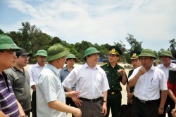 Bộ trưởng Bộ Công Thương Vũ Huy Hoàng khảo sát Dự án kéo điện lưới ra huyện đảo Cô Tô