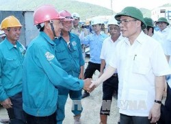 Chủ tịch Quốc hội Nguyễn Sinh Hùng kiểm tra tiến độ Nhà máy Nhiệt điện Vũng Áng 1