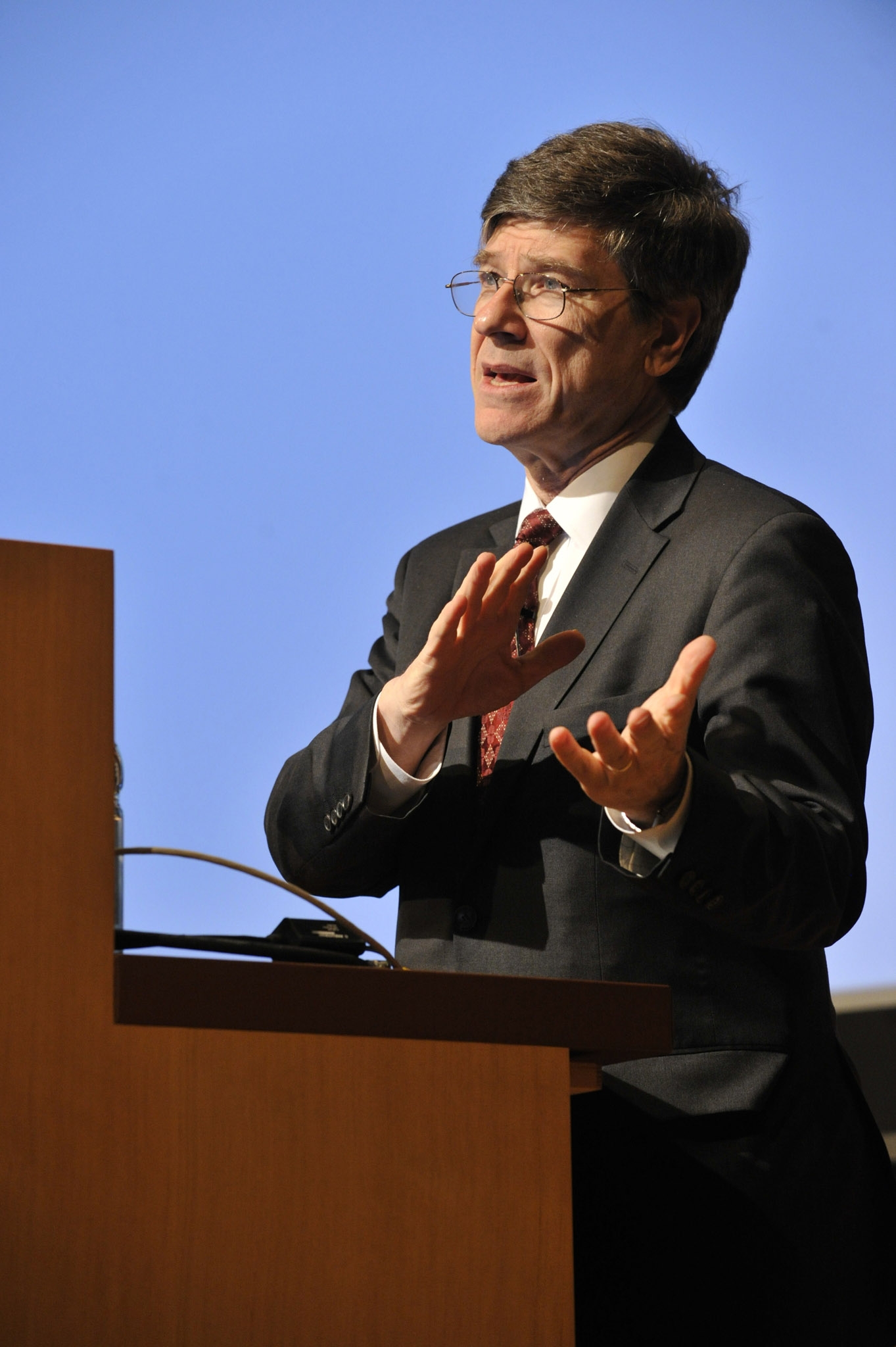 Nhà kinh tế Jeffrey Sachs, giám đốc Viện Trái đất. Ảnh: harvard.edu.